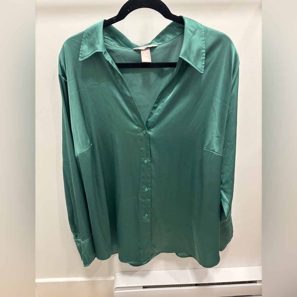 🍄Green Satin Button Down